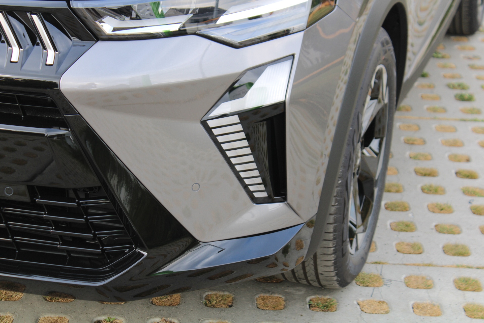Mitsubishi Grandis Intense+ 1.8 HEV