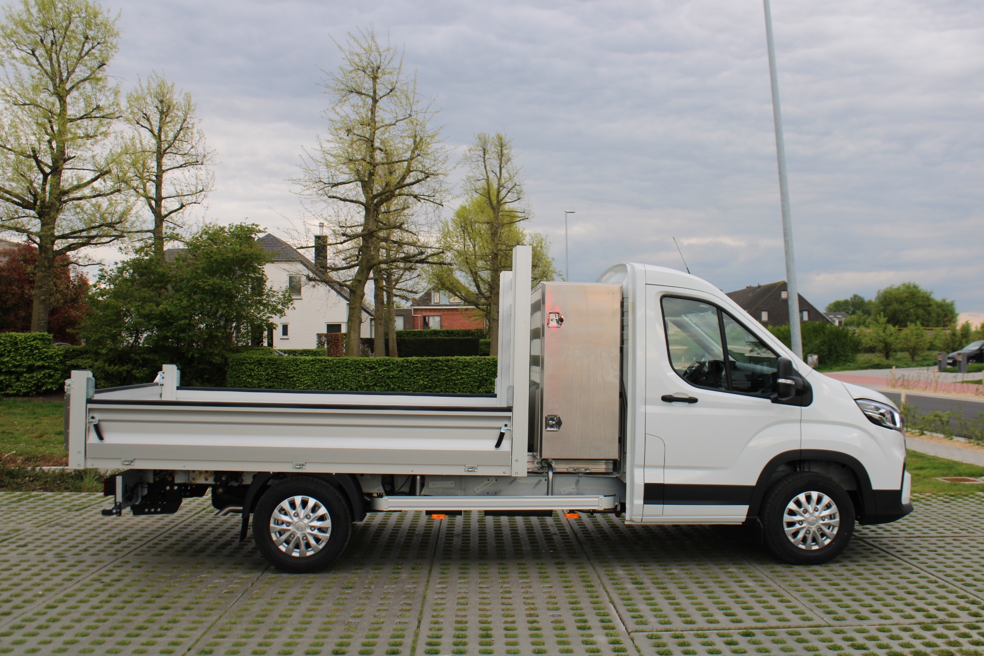 Maxus Deliver9 OPEN LAADBAK MET TOOLBOX L3H0 LUXURY RWD