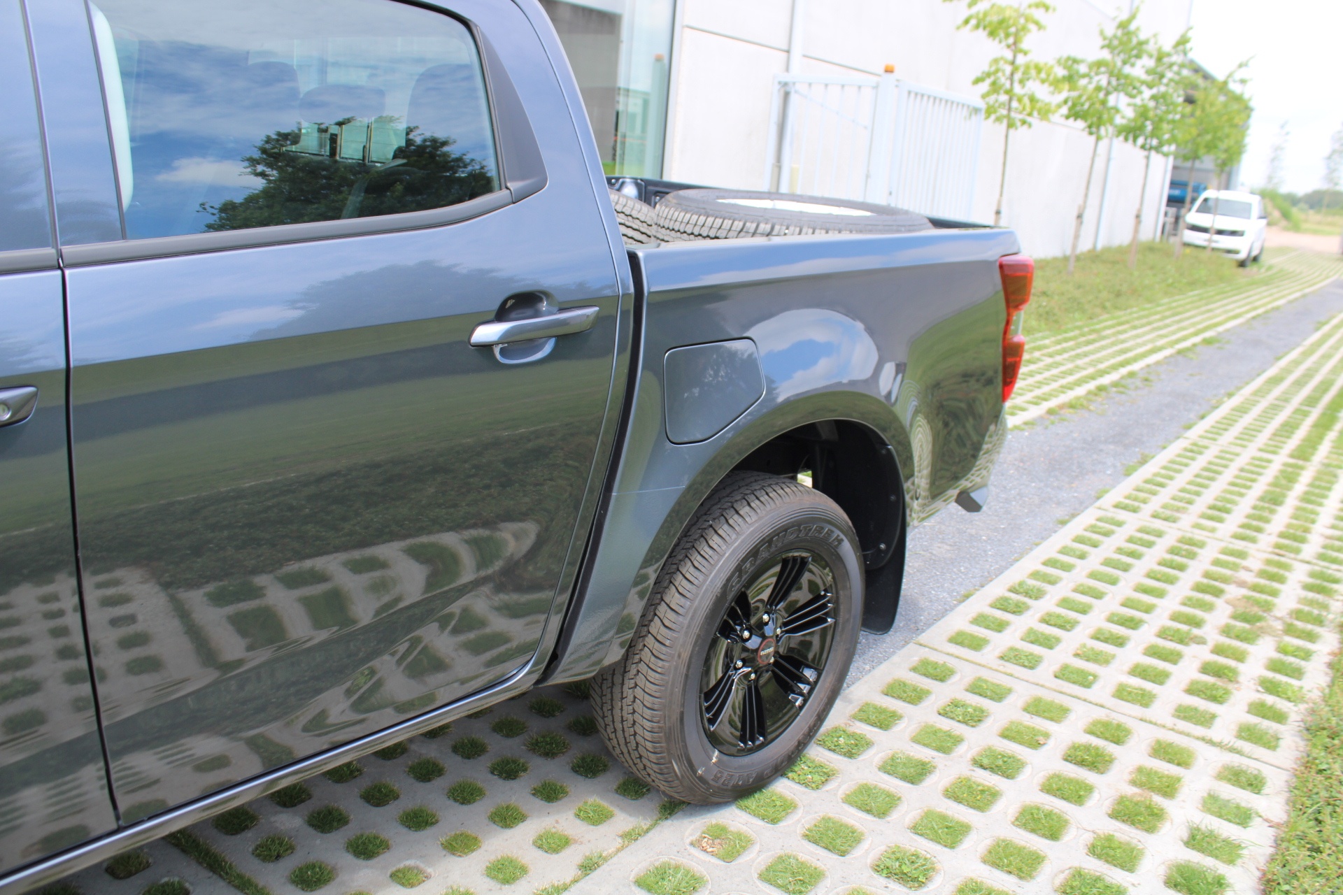 Isuzu D-Max 2.2d Double Cab LS AT8 + Diff. Lock + zwarte velgen