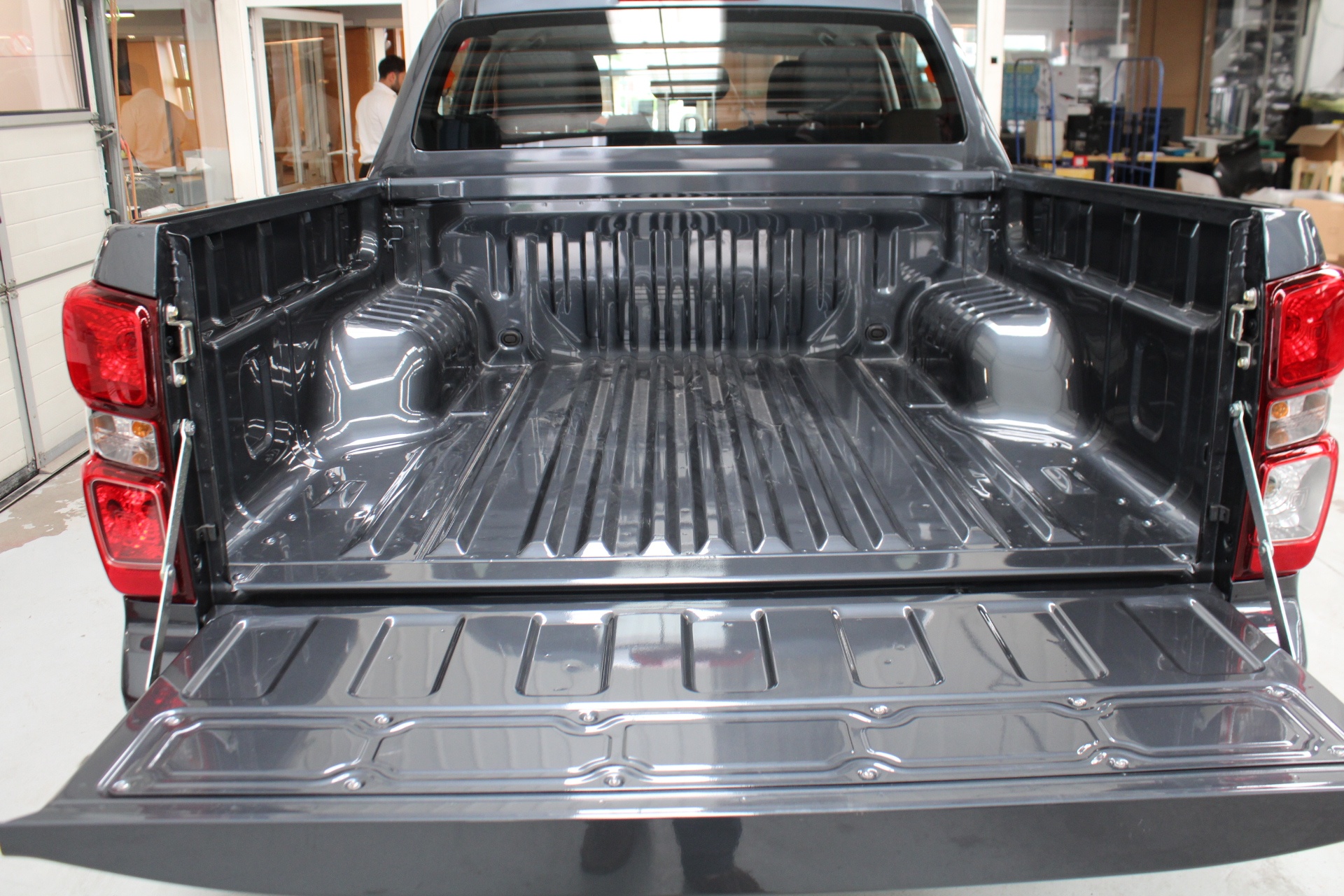 Isuzu D-Max 2.2d Double Cab LS AT8 + Diff. Lock + zwarte velgen